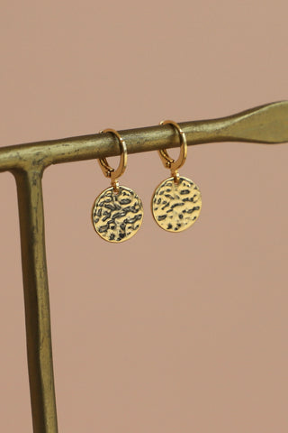 HAMMERED MEDALLION HUGGIES