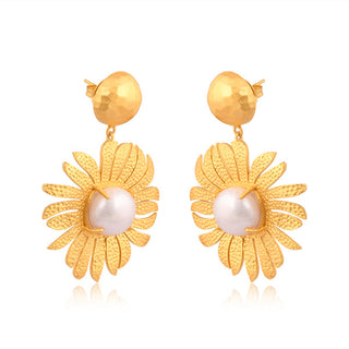 Anemone's Charm Drop Earrings - Pearl